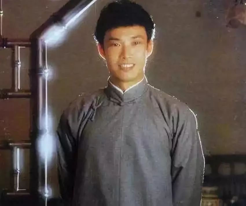 64岁费玉清告别歌坛，现场泪奔，万望珍重