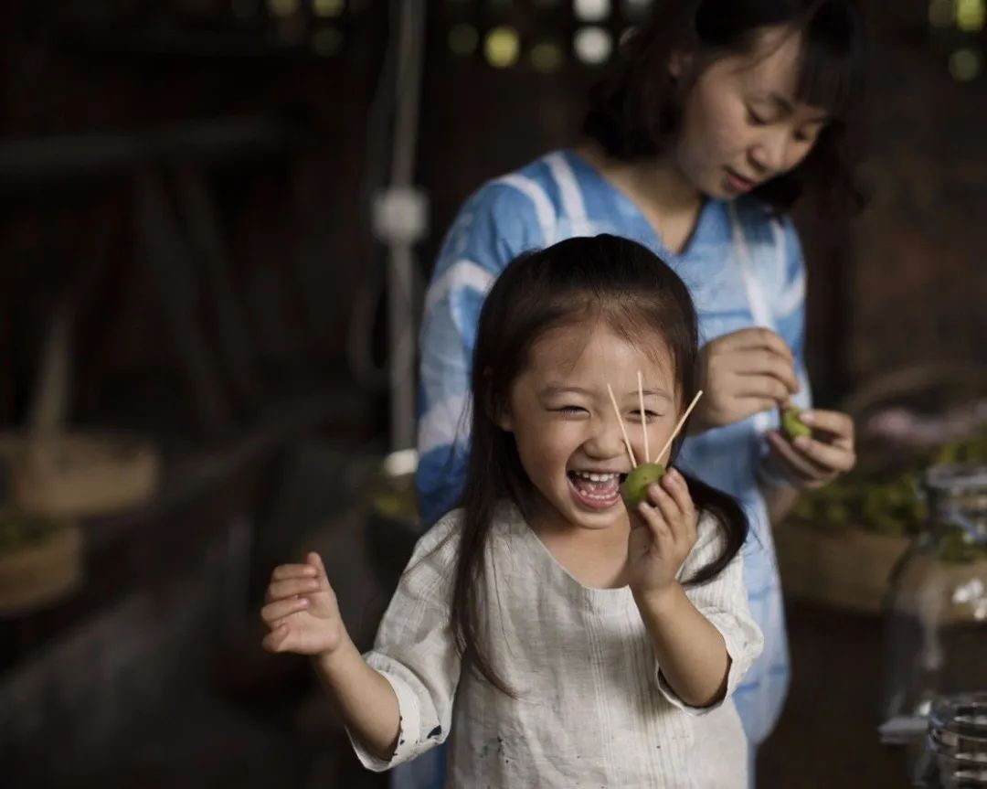 租下城郊200㎡小院，和陌生人一起生活5年：唱歌、染布、盖树屋