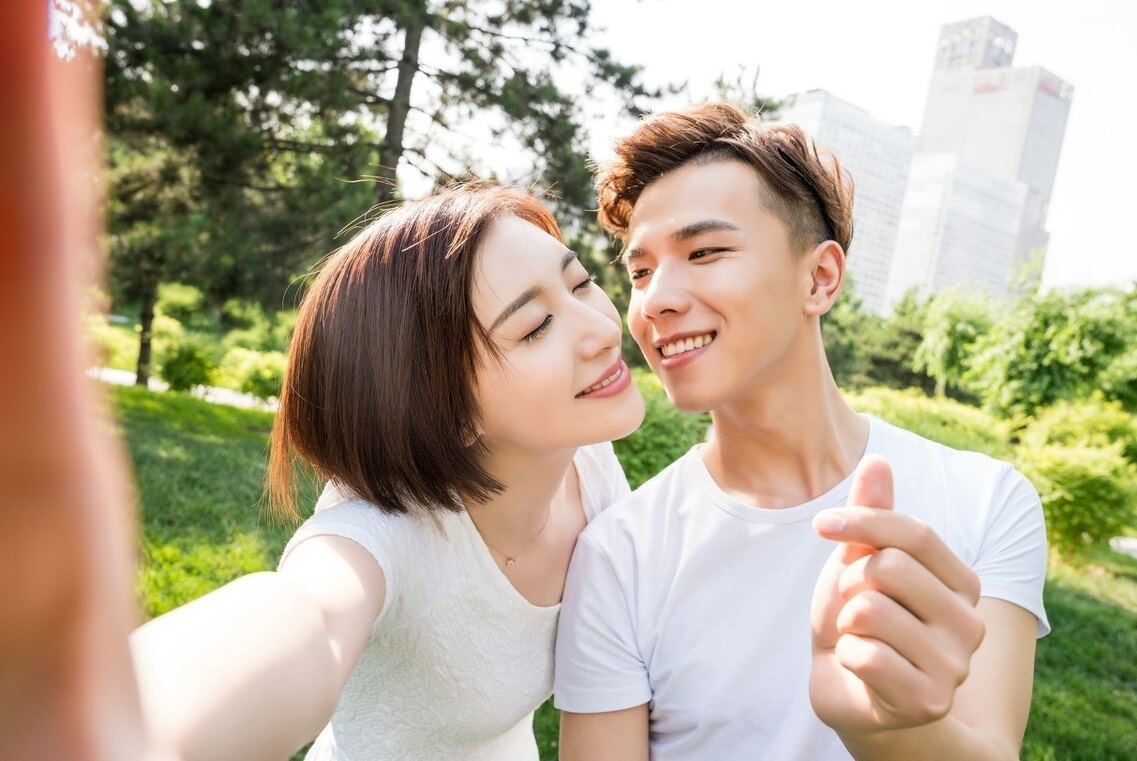 相亲男主动吻女的,相亲男突然接吻