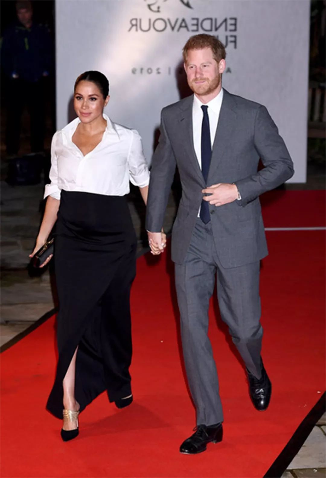 梅根抱着孩子的视频,梅根挺大肚子抱孩子上学