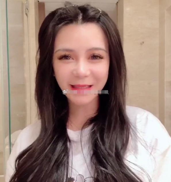 除了张曼玉、范冰冰，网红也难逃蔡明定律，额宽眼大犹如外星人