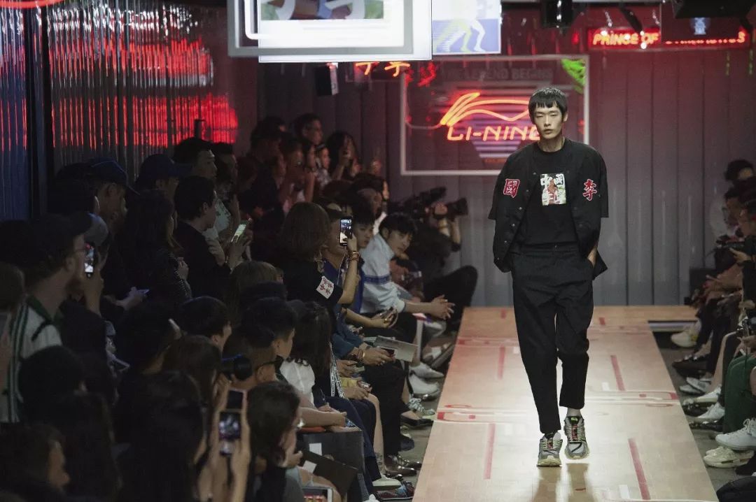 “可以用我的阿迪，换你脚上那双鞋吗？”