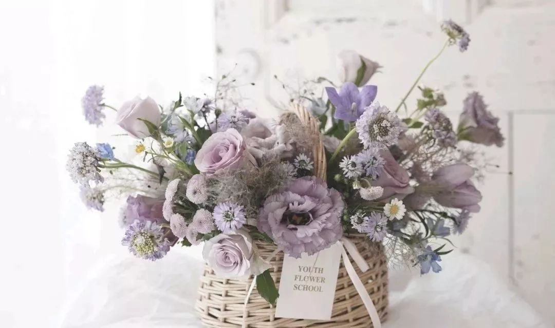 鲜花店日常换水整理花材,花要不要经常换水