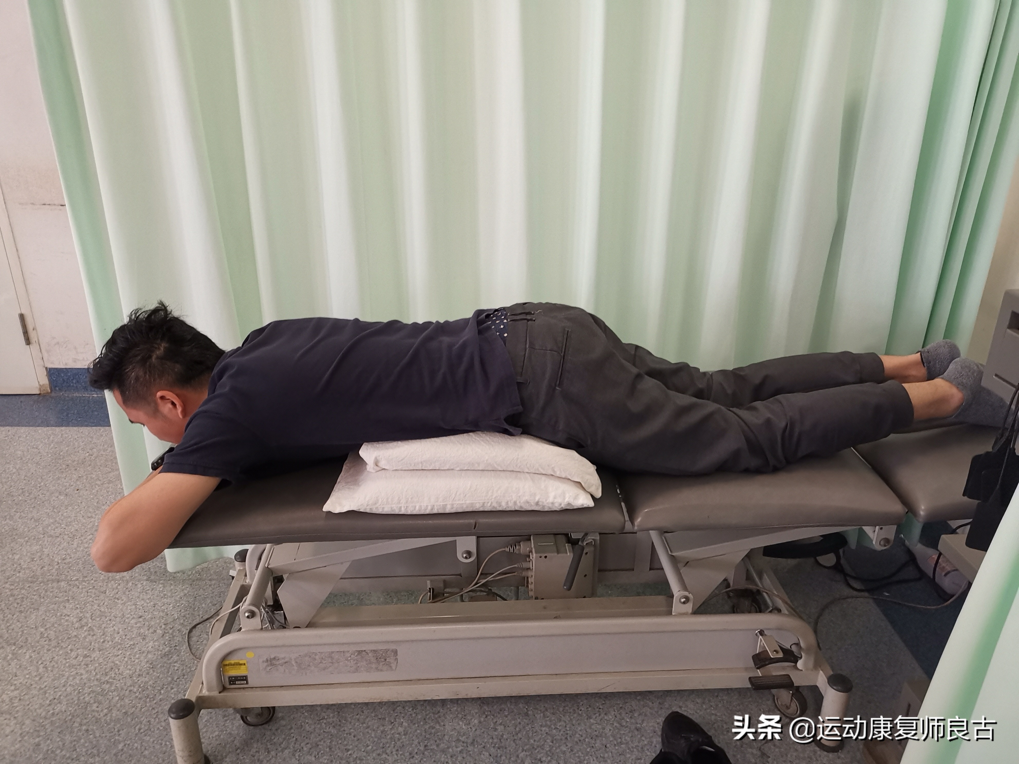 两个简单动作有效缓解腰痛，核心肌力运动疗法训练搞定避免反复发