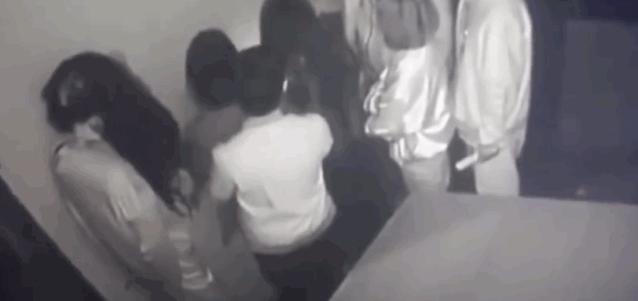 去鬼屋都被吓晕了,去鬼屋玩把工作人员给吓到