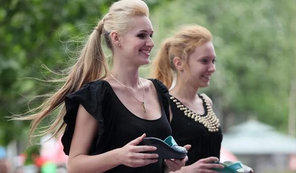 栽赃？俄女子照片明码标价登上西班牙广告牌，却和特殊工作者有关