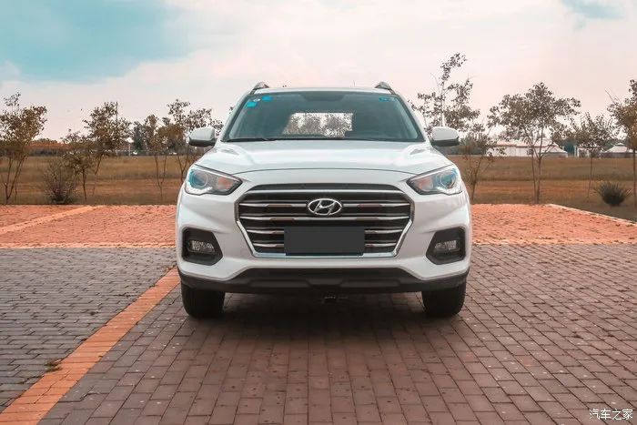 走稳重路线,北京现代ix35路上行驶视频