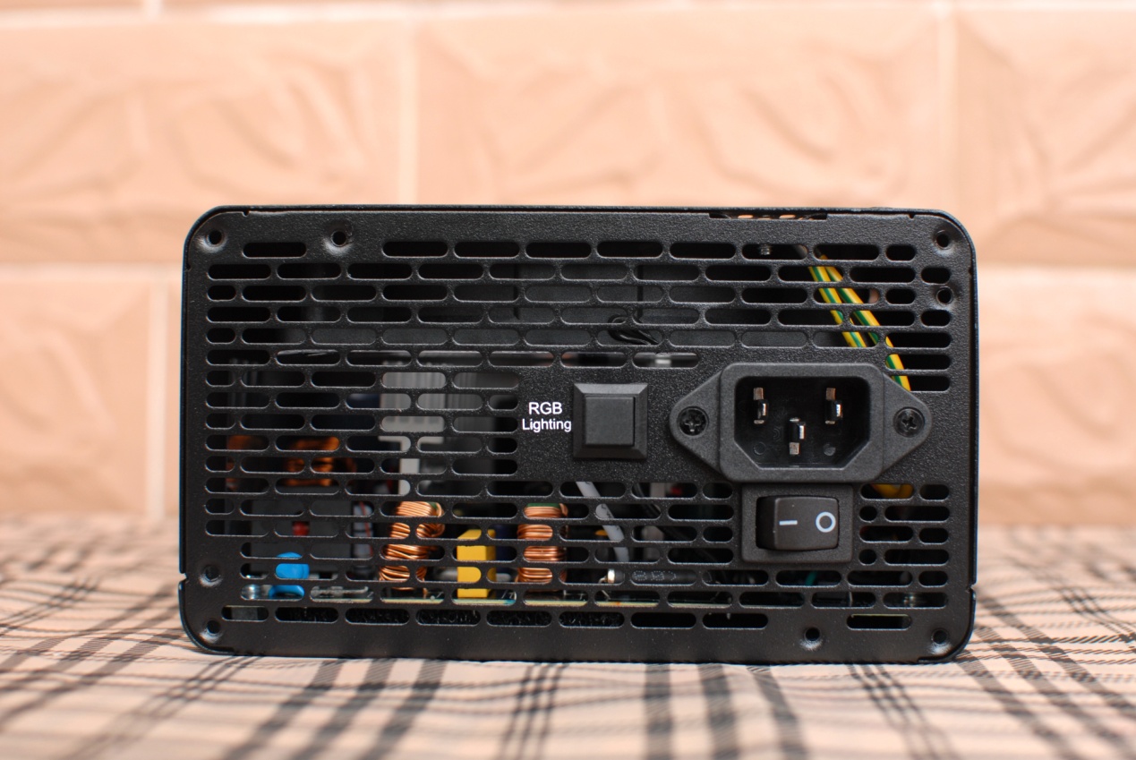 thermaltake机箱挑战者h6,真材实料看得到的产品