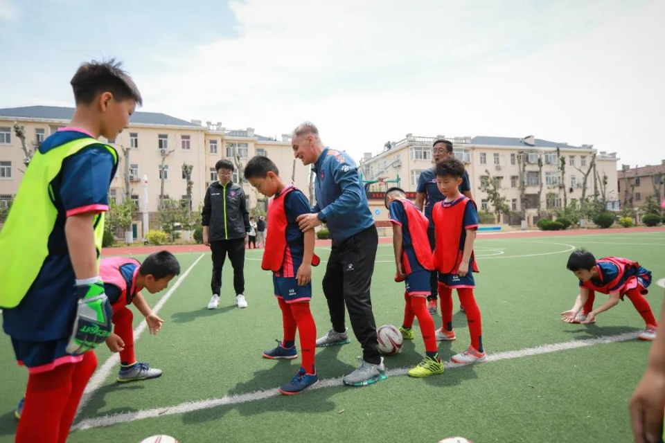 青岛南京路小学足球比赛,青岛升平路小学2021年运动会主题