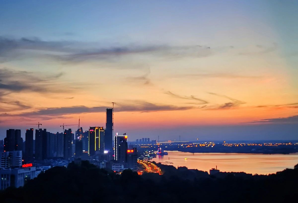 镇江最牛气冲天、最草根无名的锅盖面齐飞，别地再没面条可入眼