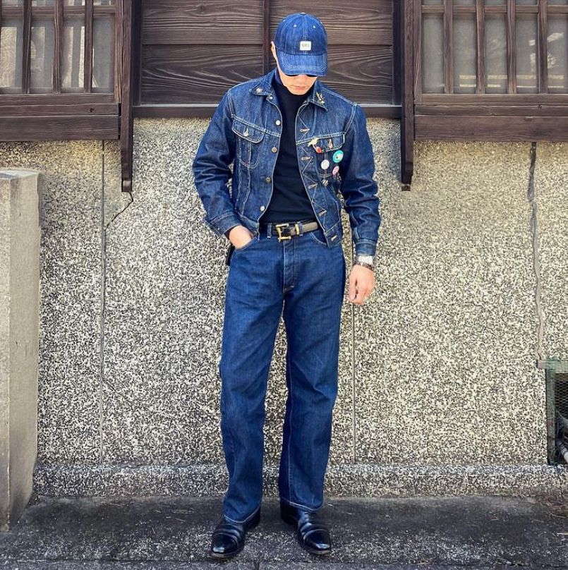 夹克配修身或者直筒牛仔裤,黑色夹克外套搭配深灰色牛仔裤