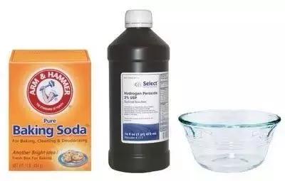 白衣服不小心染上了污渍怎么办,白衣服弄脏了怎么洗才能洗干净