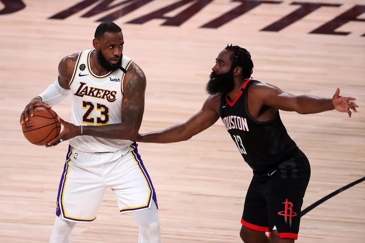 詹姆斯吓到对方不敢上篮,詹姆斯撞破头还想打詹姆斯的是谁