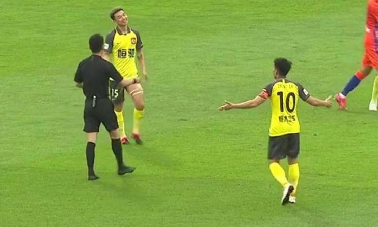 泰山队与广州队的比赛中,裁判一个“双标”判罚打脸央视解说员