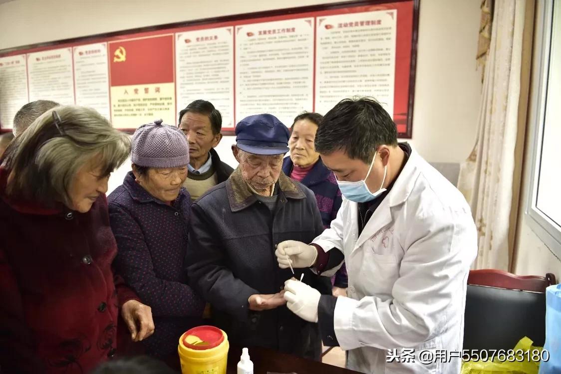 市中医院扶贫送健康义诊暖人心,市卫健委健康扶贫义诊送药