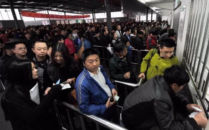 他在淘宝开店专门给人跑腿，客户有钱又奇葩，帮排一天队挣1200元