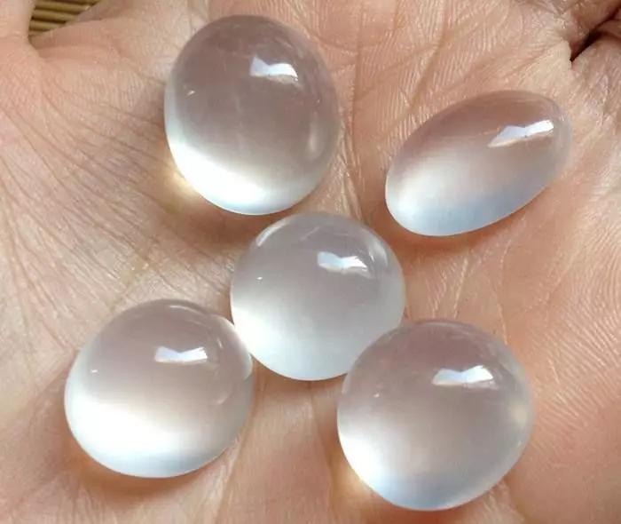 为什么缅甸的翡翠那么便宜,在缅甸当地买翡翠便宜吗