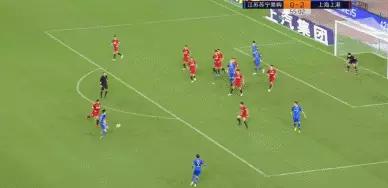 面对近3万江苏球迷的空场抗议，苏宁迎来了一场输球又输人的*案惨**