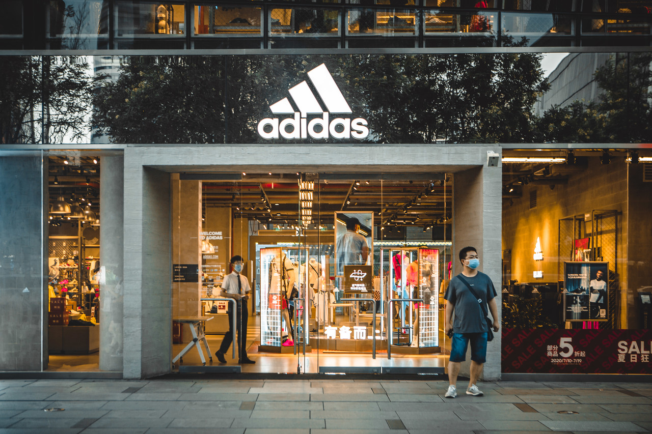阿迪达斯败退中国市场,阿迪达斯和安踏对比