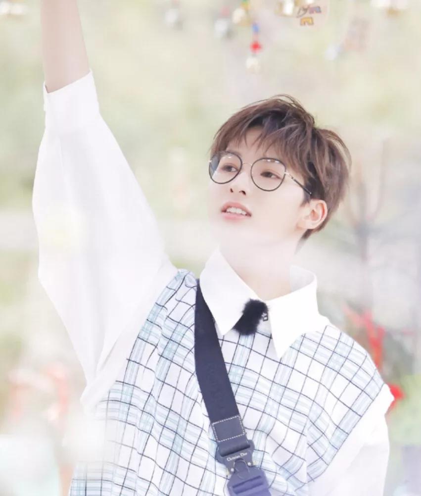 最近男明星代言护肤品,明星代言化妆品为什么不抹脸上