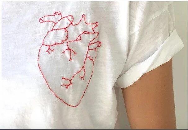 自己绣在衣服上的简单刺绣,手工刺绣t恤字母配色图片