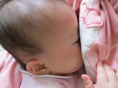 孩子喜欢“摸奶睡”，妈妈不忍拒绝不仅有隐患，还容易养成妈宝男