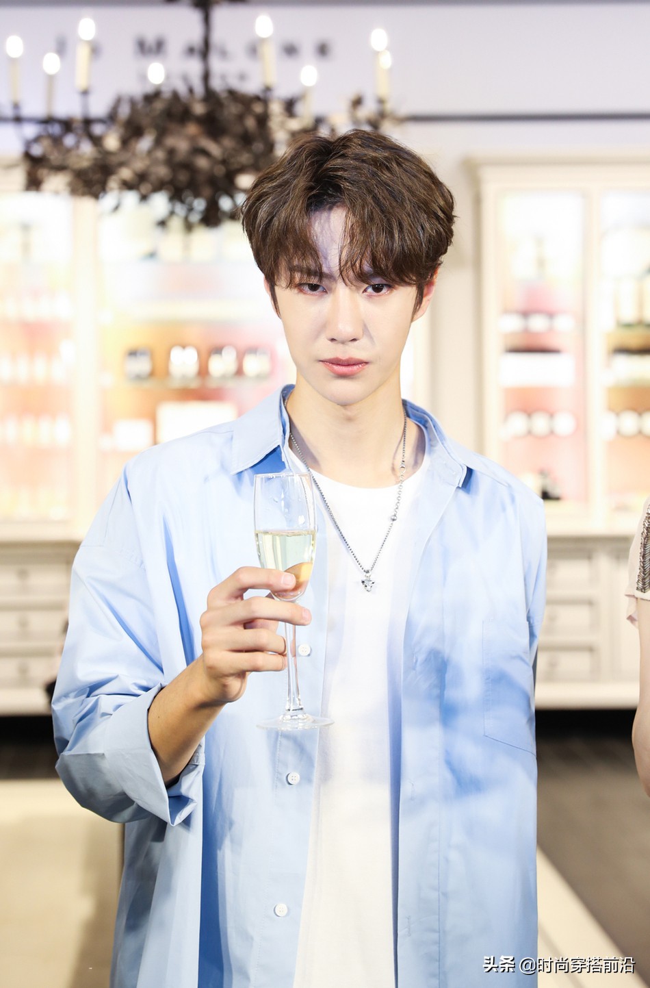 王一博蓝色清爽穿搭似大学校草，傲娇小表情卖萌，斜嘴笑很甜