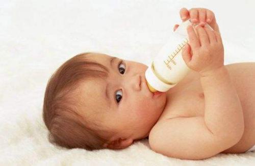 为什么宝宝爱吐奶,宝宝吐奶原因如何避免宝宝吐奶