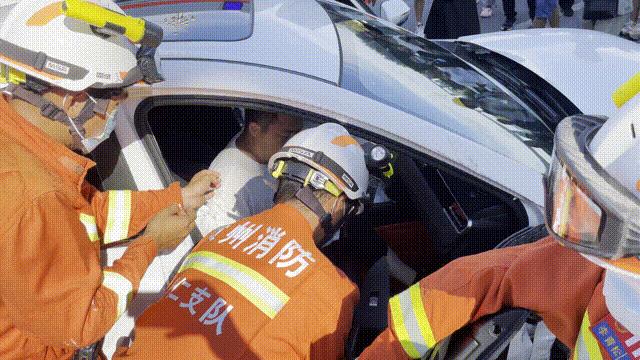 大货车雨天连环相撞一片狼藉,爆笑三车相撞视频