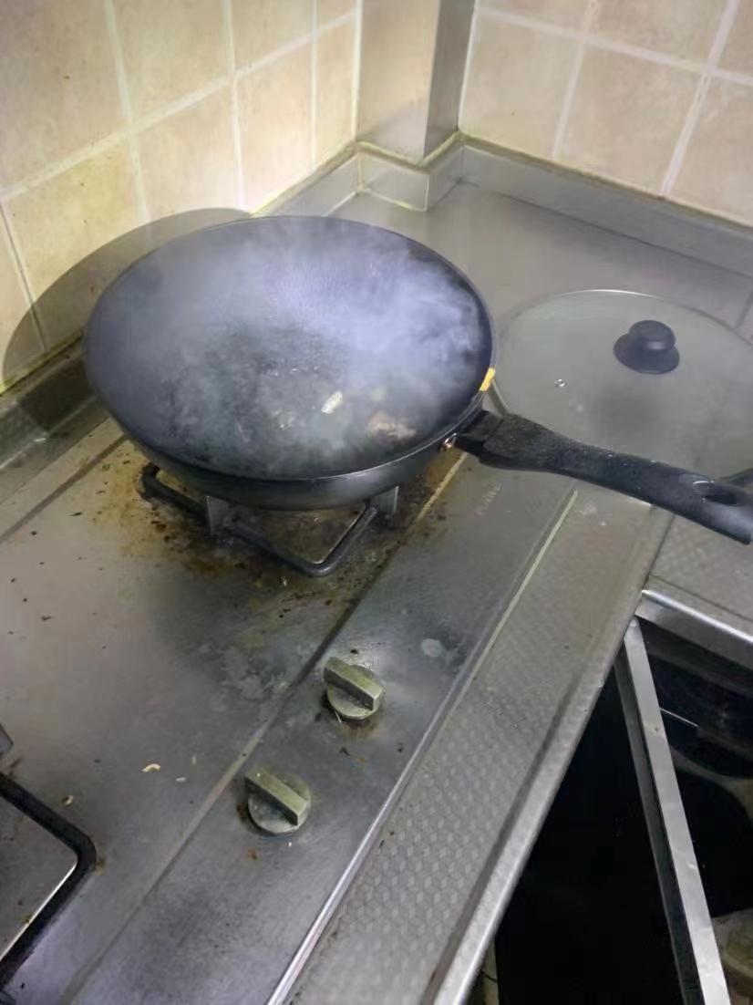 险！屋内冒出浓烟却无人应答，民警翻窗消除火患