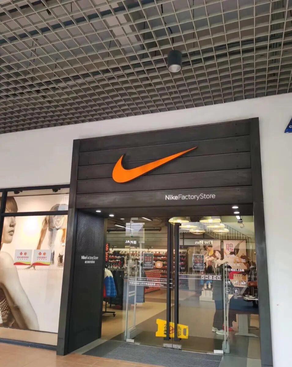 现在买阿迪耐克的多吗,临街的耐克阿迪为啥这么便宜