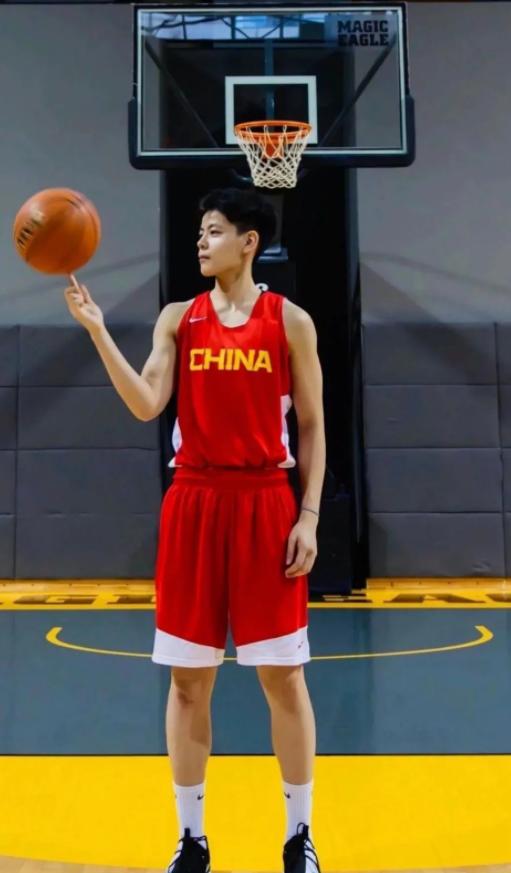 女篮球员杨舒予发文抵制粉丝接机,杨舒予和aj联名