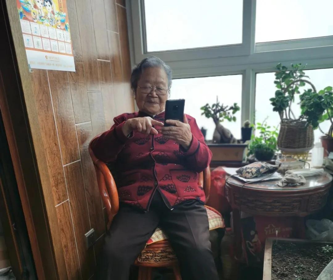 七十岁的老人怎么吹葫芦丝,十二岁小姑娘吹葫芦丝