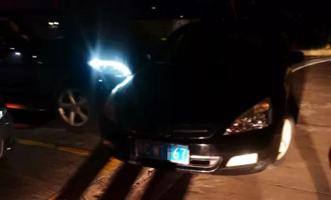 珠海男子下楼挪车撞上奔驰，刮出两条划痕竟被要价5万！一气之下报警却反被抓走！