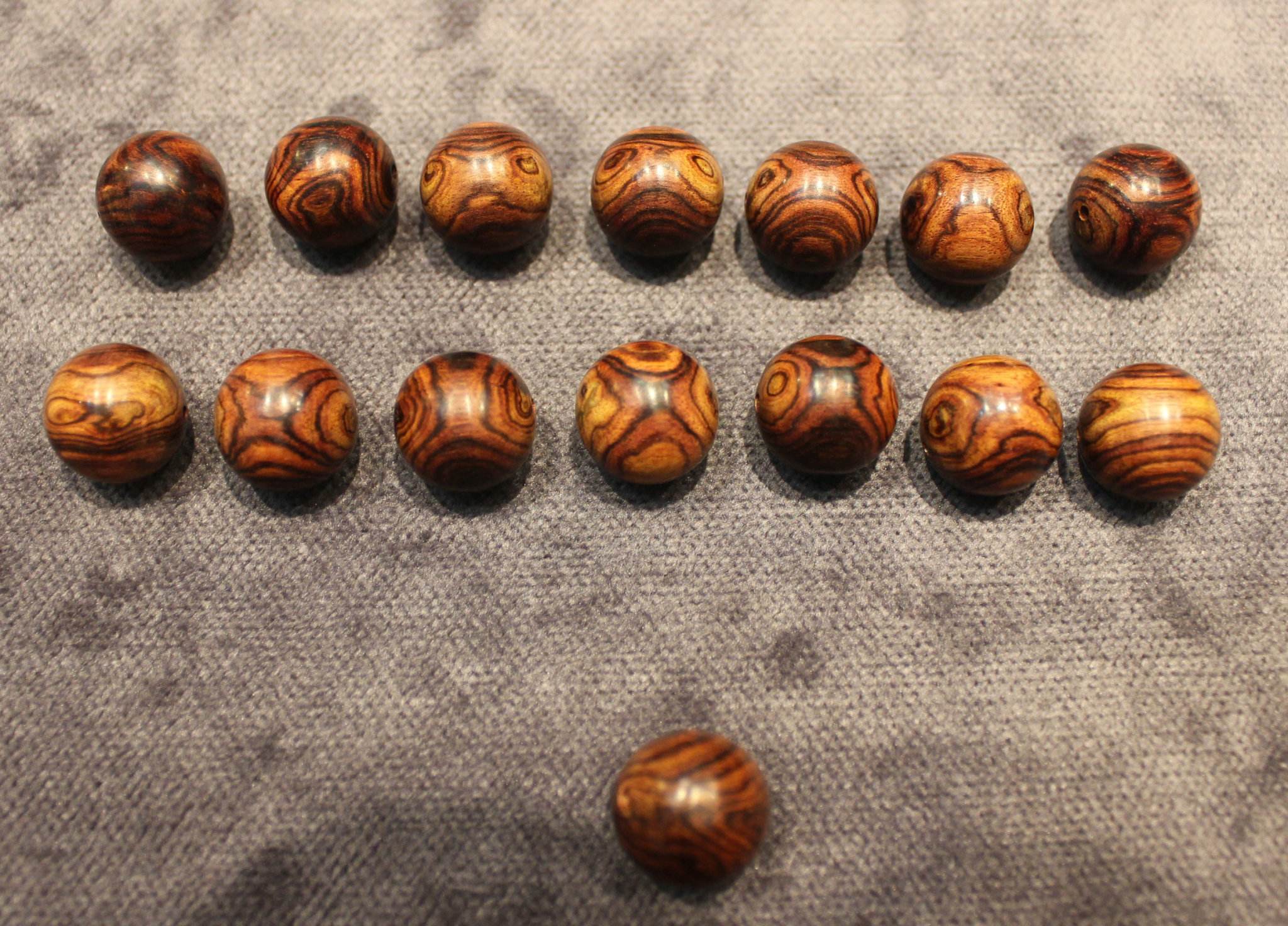 海南黄花梨如何判断价格高低的,海南黄花梨糠梨手串价格