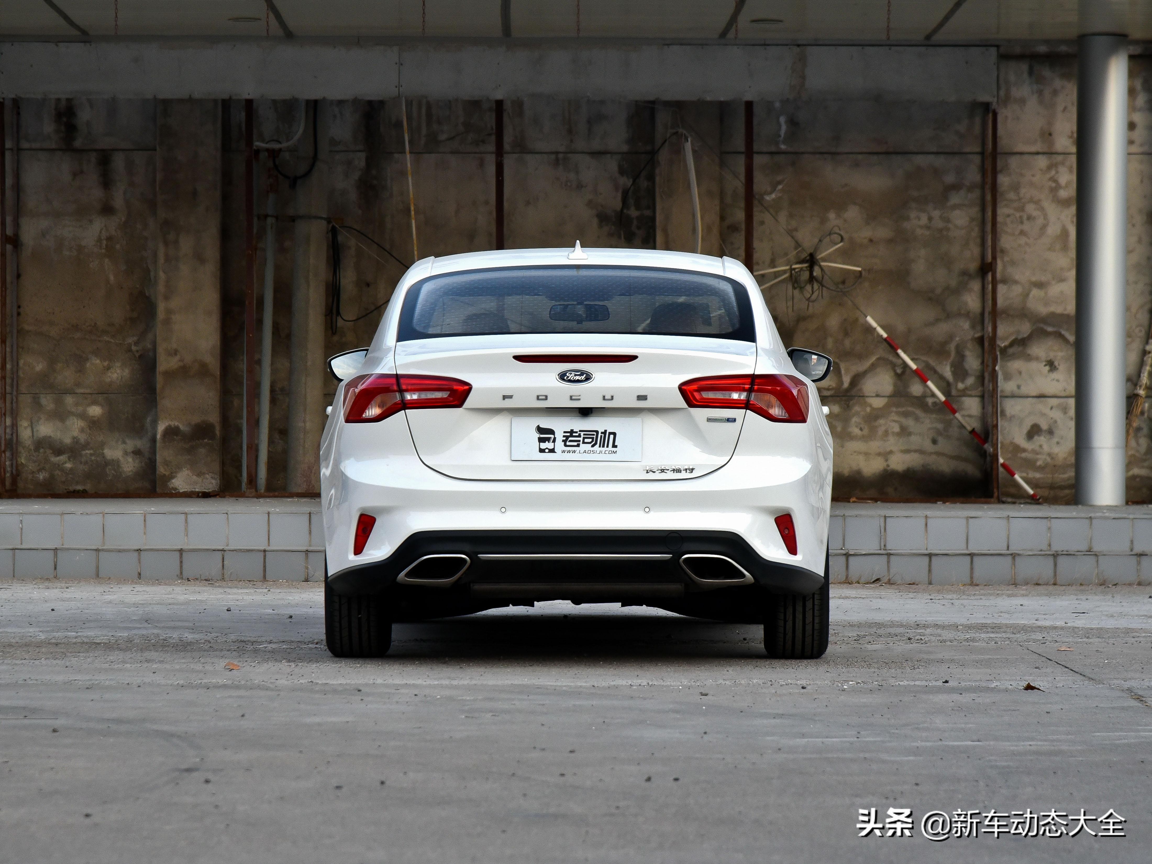 三厢版本合资家轿，低油耗底盘稳用料好，实拍福克斯