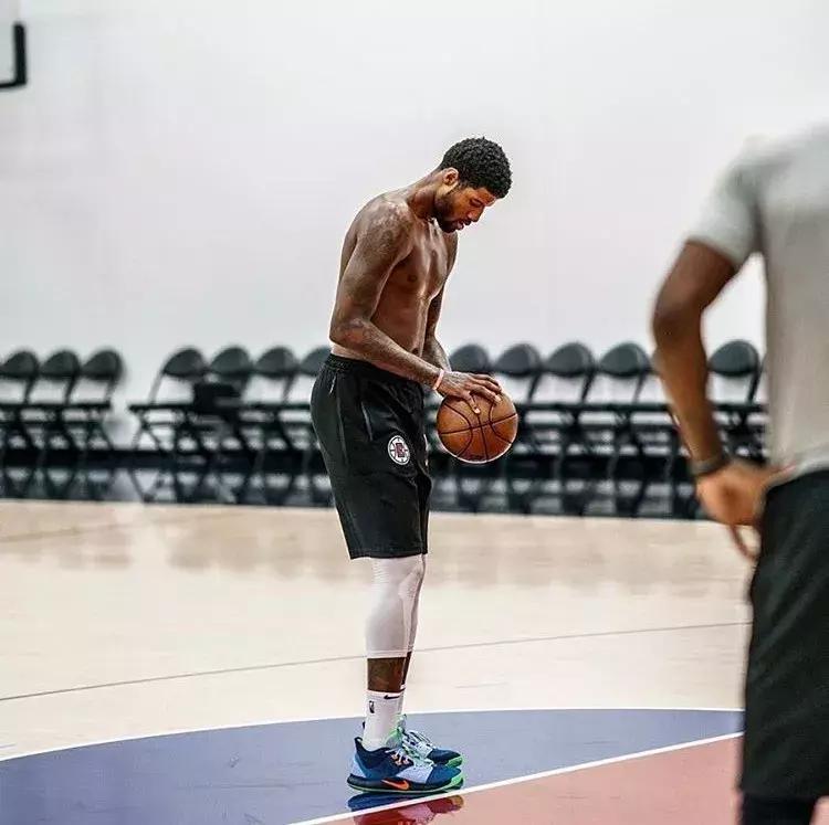 nba球员上脚pg5,nba球星上脚pg4藏青色