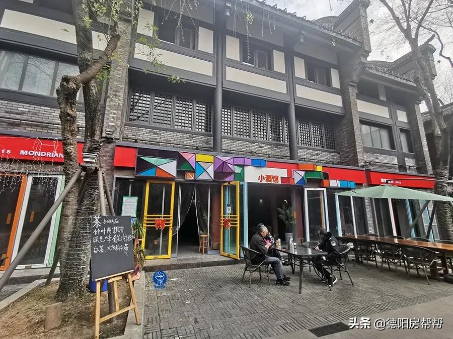 在这些酒精浓度50°的德阳街头，“耍家们”找到了商机