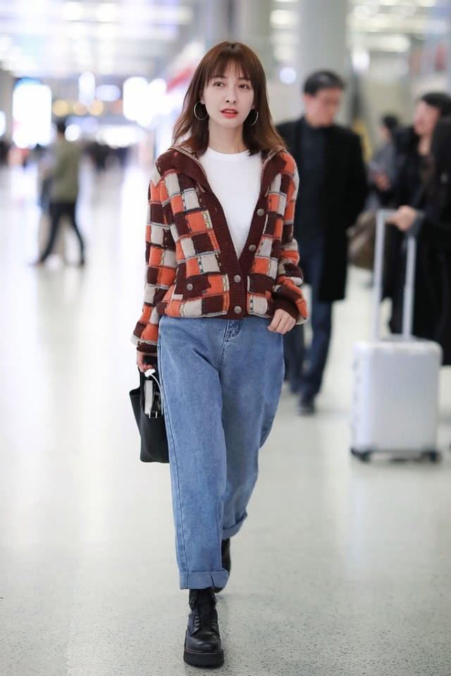 吴昕美出高级感轻纱衫外面穿,吴昕衣品开挂一条拖地长裤美到爆