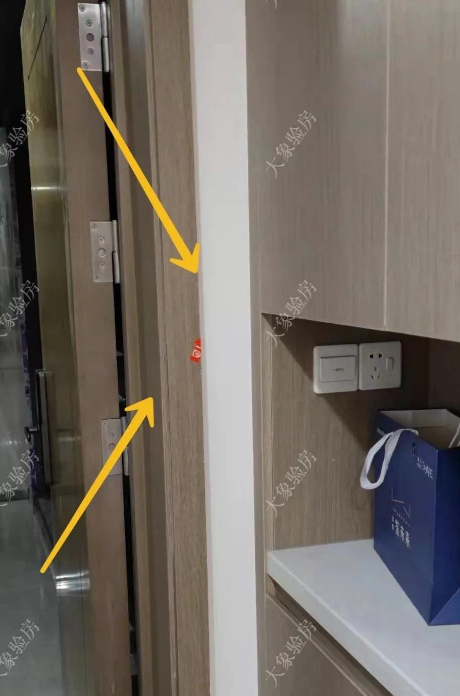 收房发现墙顶维修痕迹,精装房交房时踢脚线乳胶漆脱落