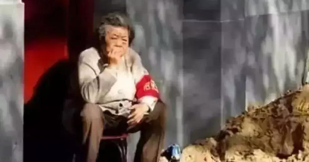 外国人如何看待中国人嗑瓜子,老外看中国人嗑瓜子