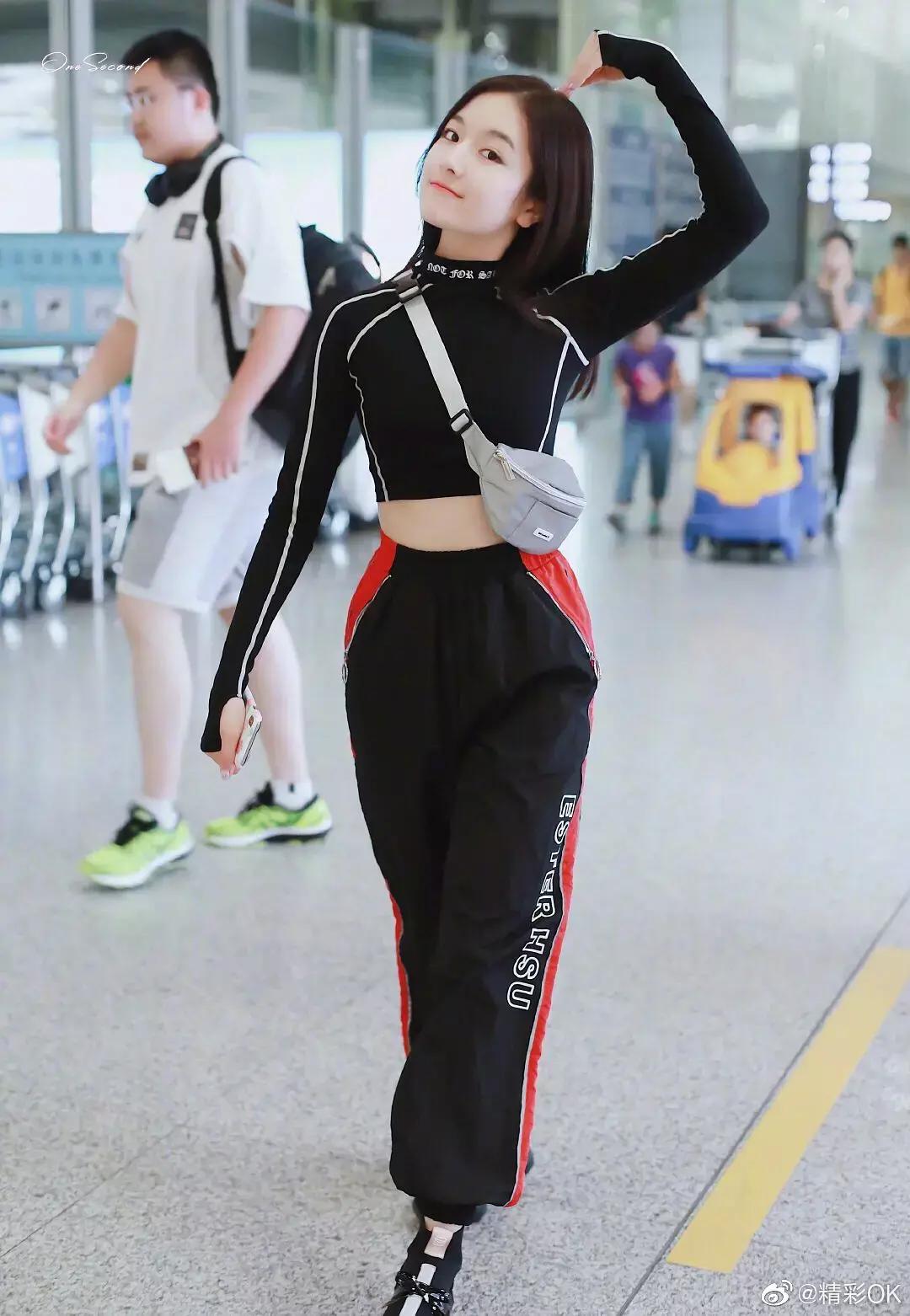 肖战和王俊凯穿同样的衣服,肖战身材vs王俊凯身材