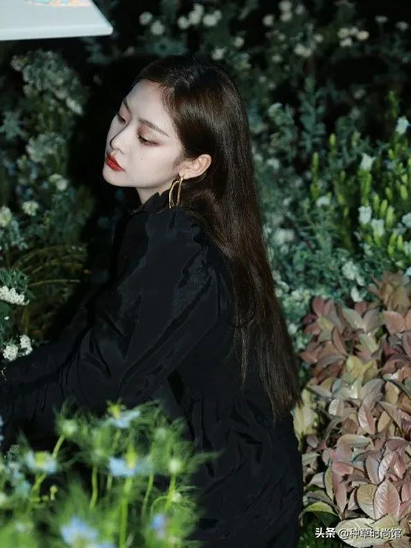 扁塌稀疏头发怎么变蓬松,头发贴头顶塌怎么扎