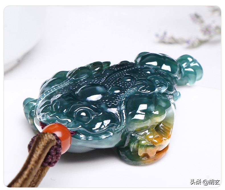 金蟾翡翠寓意,女士戴翡翠金蟾的寓意及功效