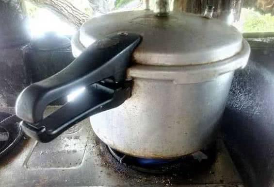 水库钓鱼怎样挂钓饵玉米粒,自制水库野钓玉米粒鱼饵