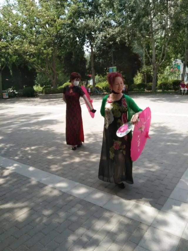 河清海晏，轻把清风挽/咏绿城绿荫公园