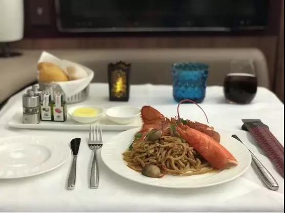 卡塔尔航空777经济舱体验,卡塔尔航空qsuite商务舱是哪个飞机