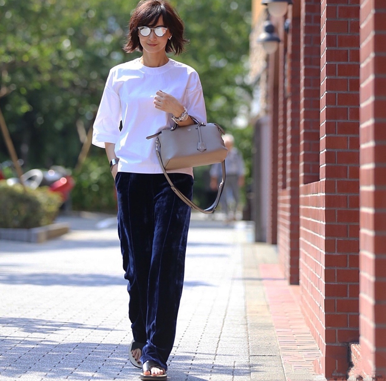 51岁的她无惧年龄，用基本款打造出“无龄感”穿搭，时尚又高级