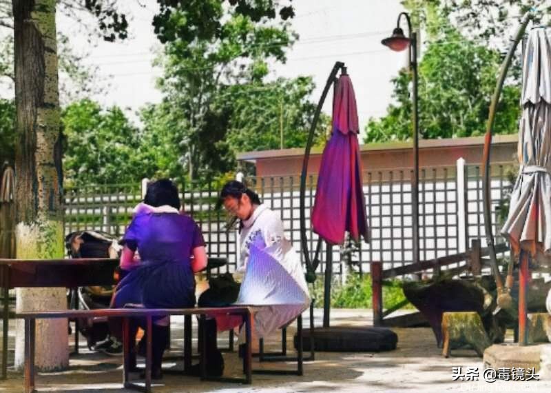 把黑白底片转成彩色照片的方法,底片黑白照片如何修成彩色照片