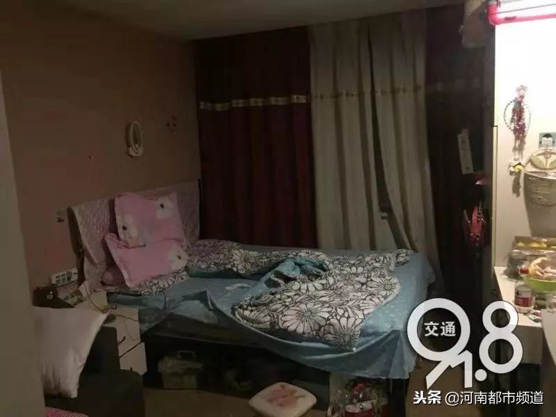 杭州一年轻女子走路扭捏,原来是在裤裆藏这个!民警火眼金睛识破